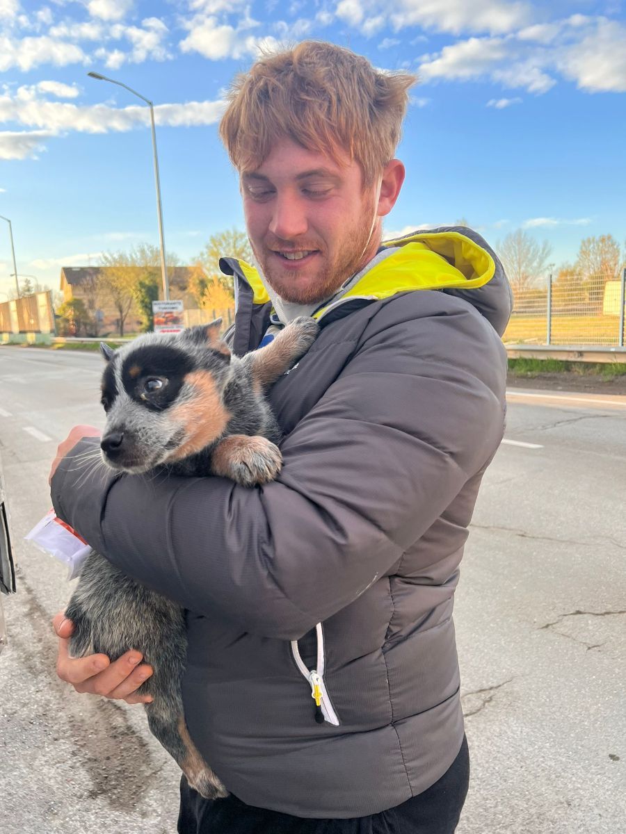 proprietario felice con il proprio cane