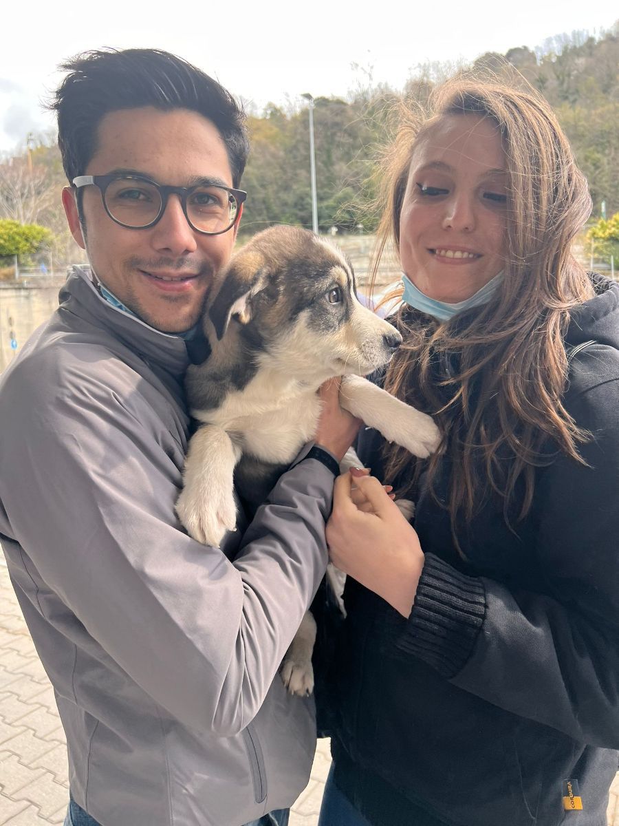 ragazzi con cane in braccio
