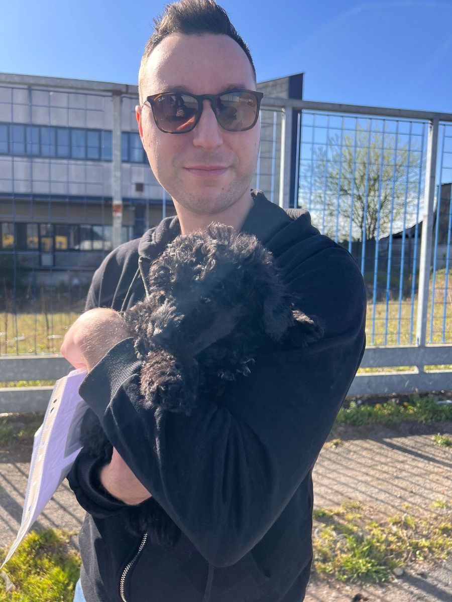 ragazzo con cane in braccio