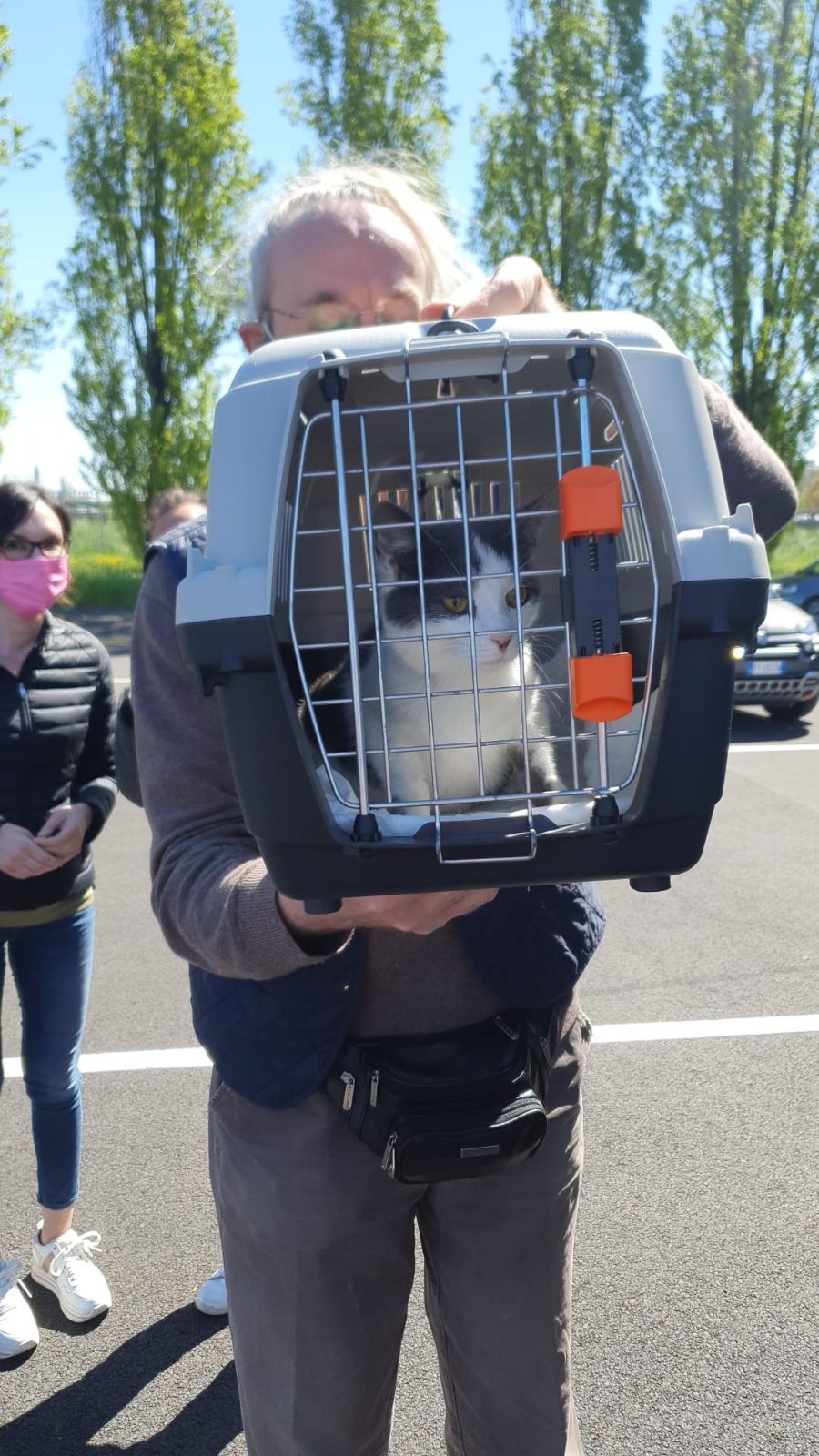 proprietario mentre abbraccia il proprio animale