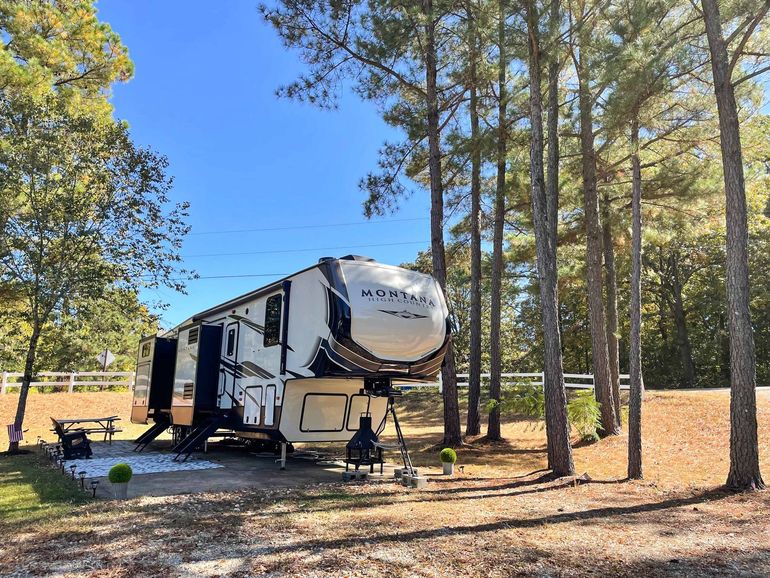 RV Parked at Eagles Nest RV Park