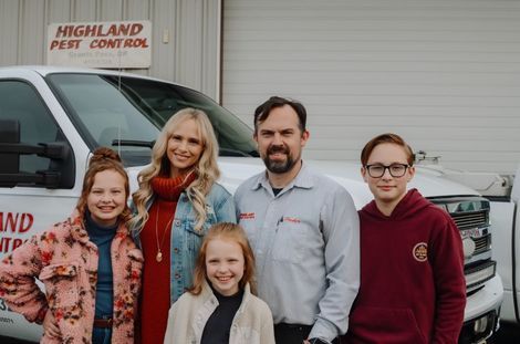Woman And Pest Control Worker - Experienced Pest Control Services in Grants Pass, OR Woman And Pest Control Worker - Experienced Pest Control Services in Grants Pass, OR