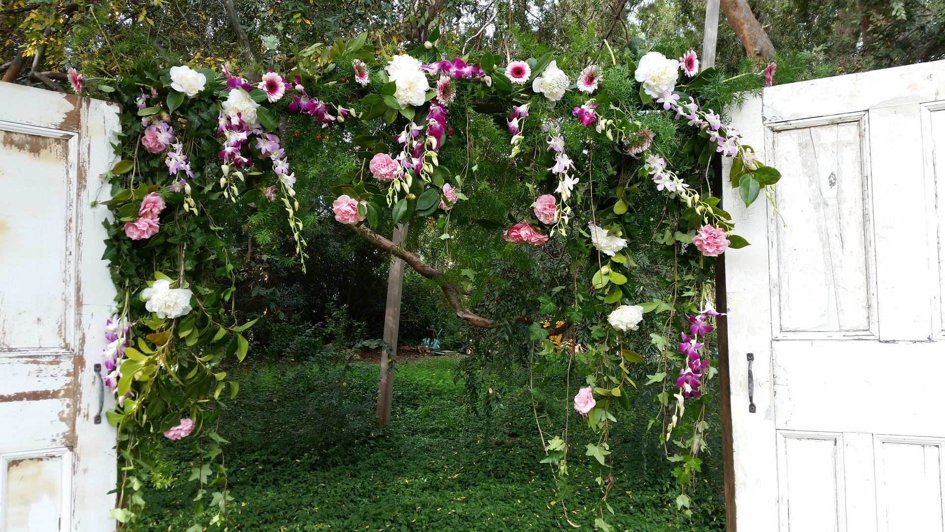 Bridal Holding White Flowers — Pialba, QLD — Wide Bay Crane Hire Bridal Holding White Flowers — Pialba, QLD — Wide Bay Crane Hire