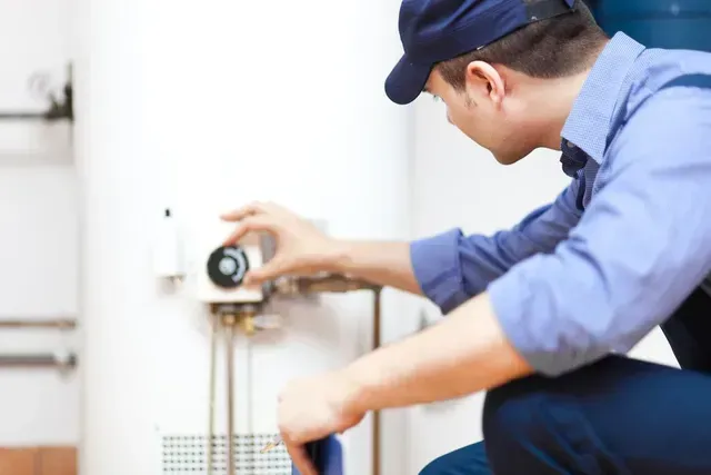 plombier reparant chauffe eau