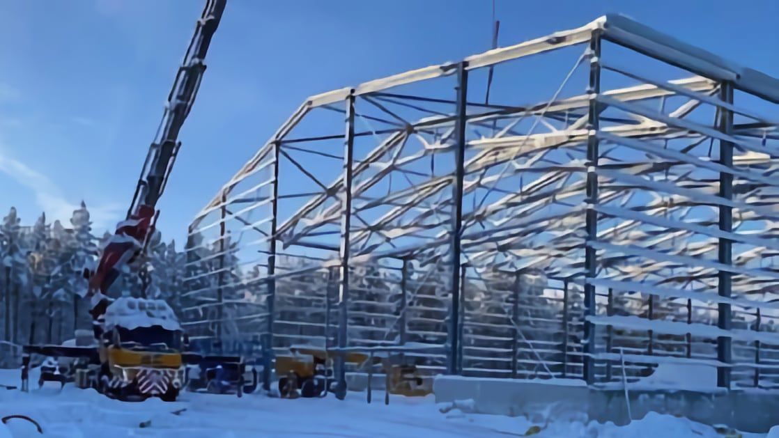 Large steel structure for a sports hall in Northern Norway, winter installation