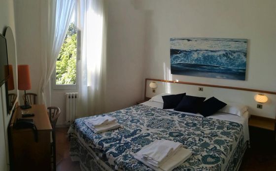 camera con letto matrimoniale dell'hotel