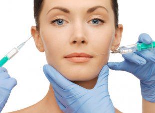 Eine Frau bekommt eine Botox-Injektion ins Gesicht