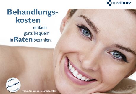Eine Frau lächelt in einer Werbung für Medipay