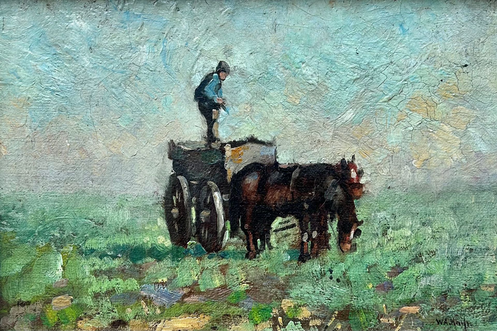 Een boer staat op een paardenkar in een groen veld onder een bewolkte hemel.