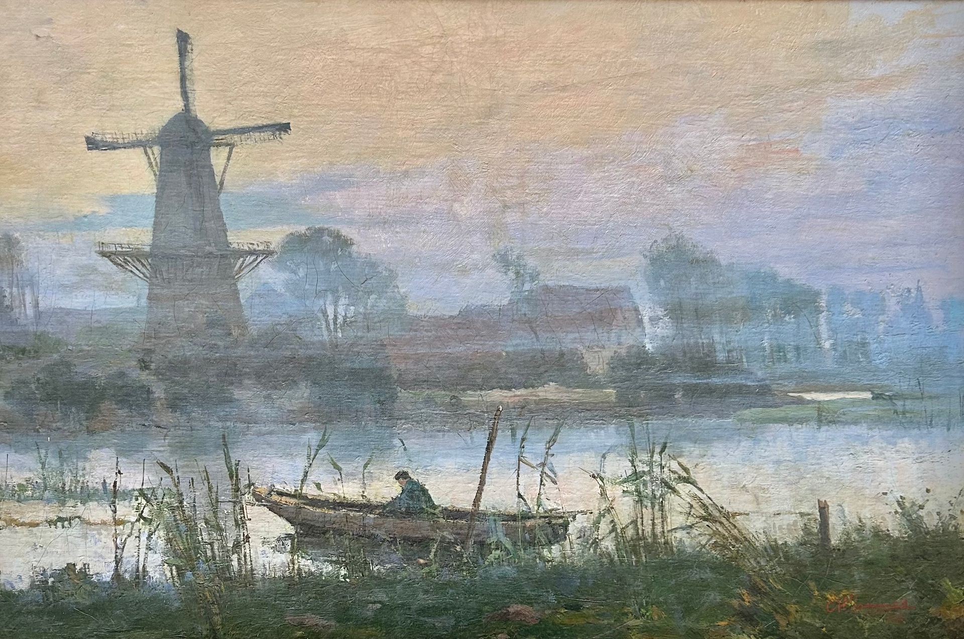 Een schilderachtig tafereel aan de rivier met een windmolen, boten en mistige bomen bij zonsopgang.