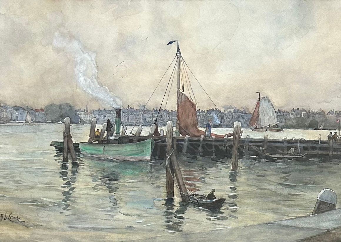 Vissersboten in een kalme haven met houten palen, rook in de verte en een doffe grijze lucht.