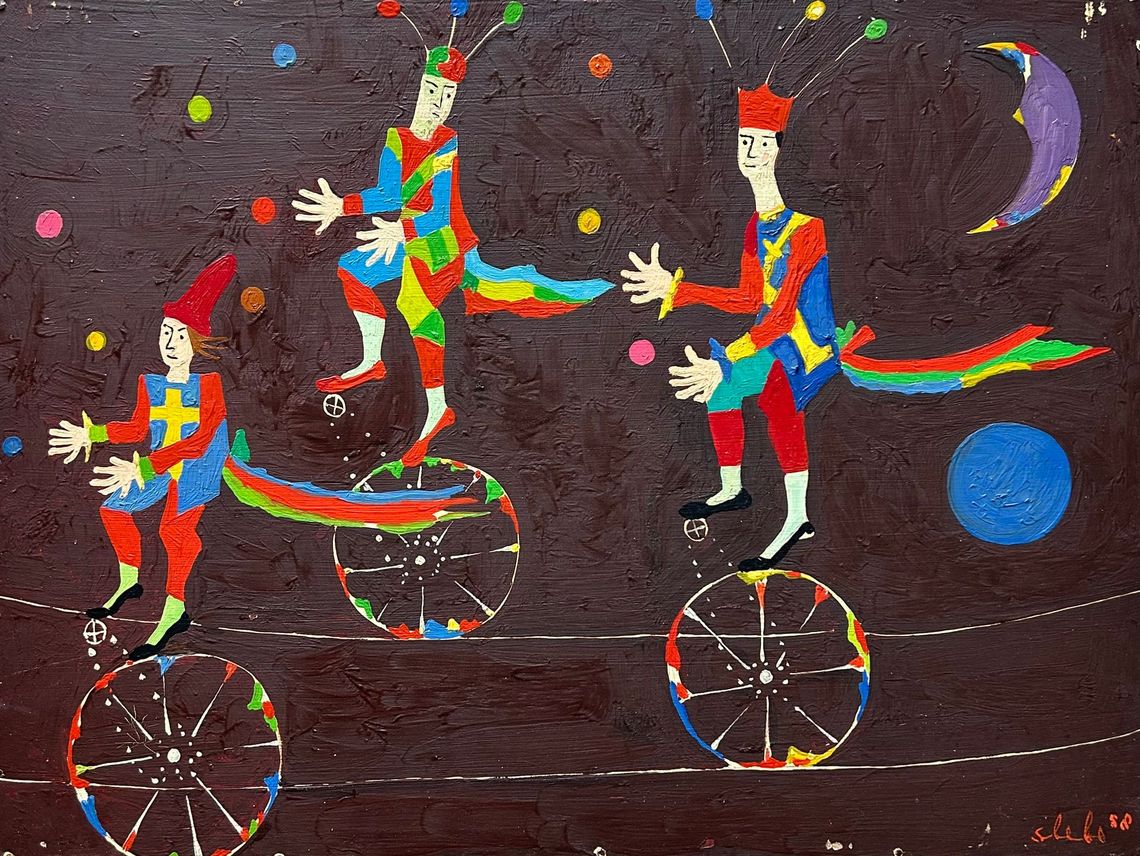 Drie kleurrijke circusartiesten rijden op eenwielers tegen een donkere achtergrond met sterren en een halve maan.