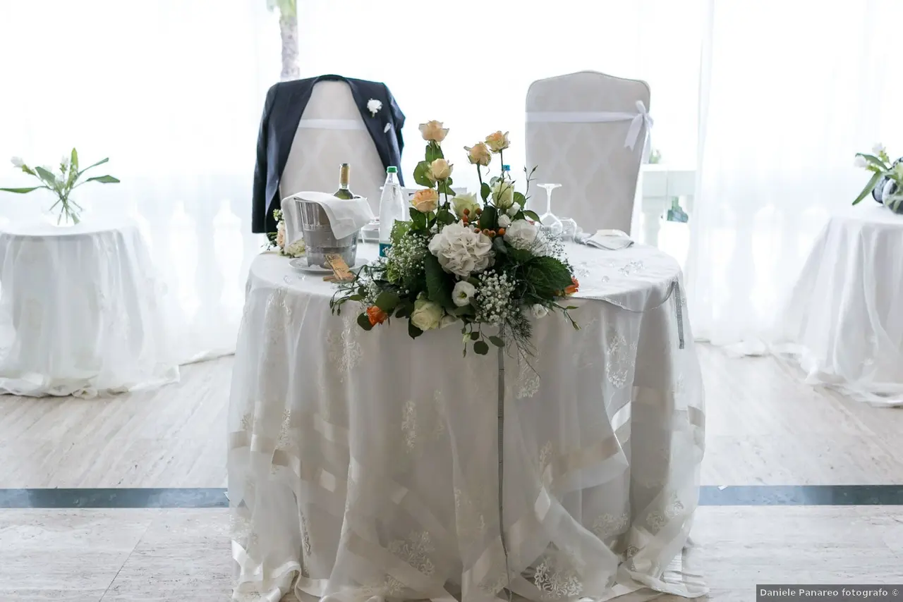 mise en place su tavolo degli sposi