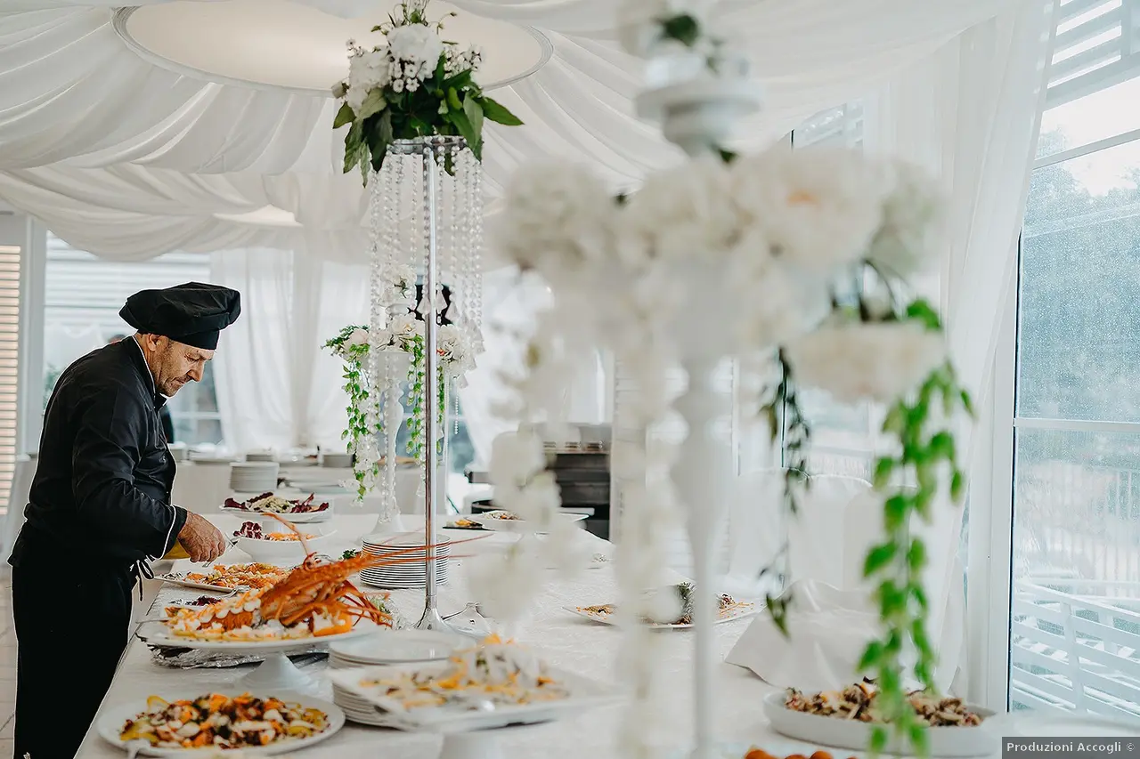 buffet apparecchiato per un matrimonio