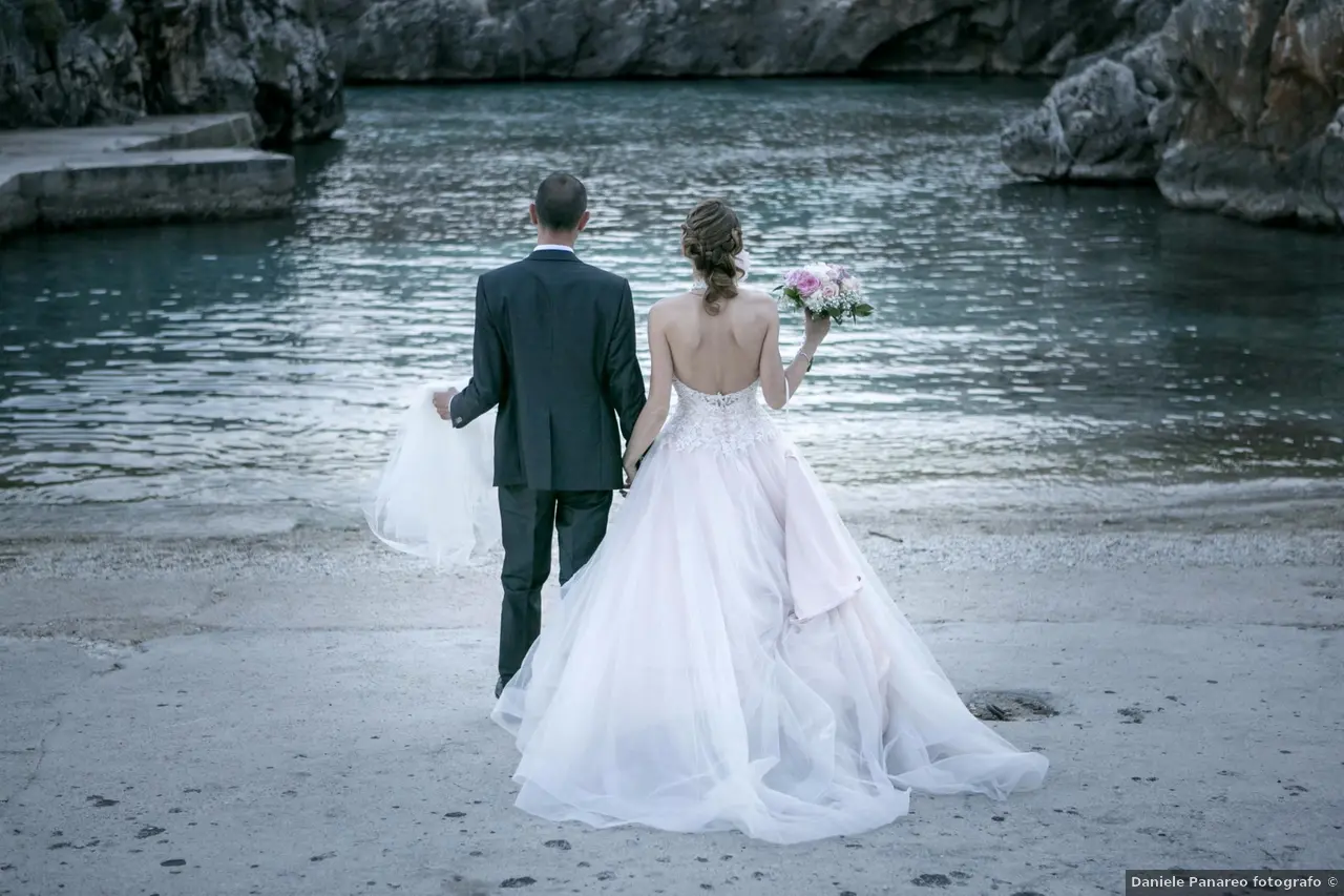 scatto fotografico con sposi ritratti di spalle