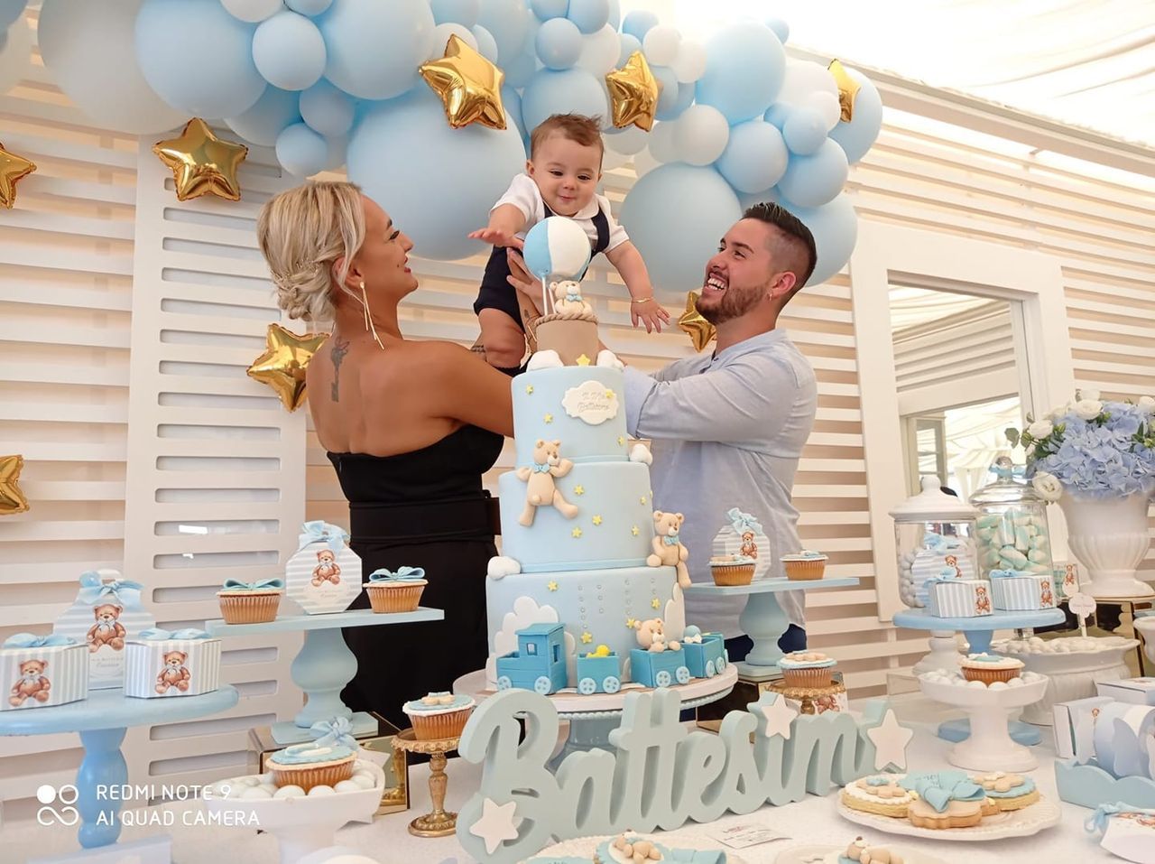 genitori con bambino per battesimo