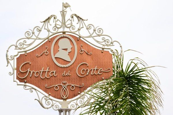 logo entrata del ristorante Grotta del Conte