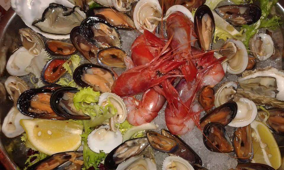 crudo misto di pesce