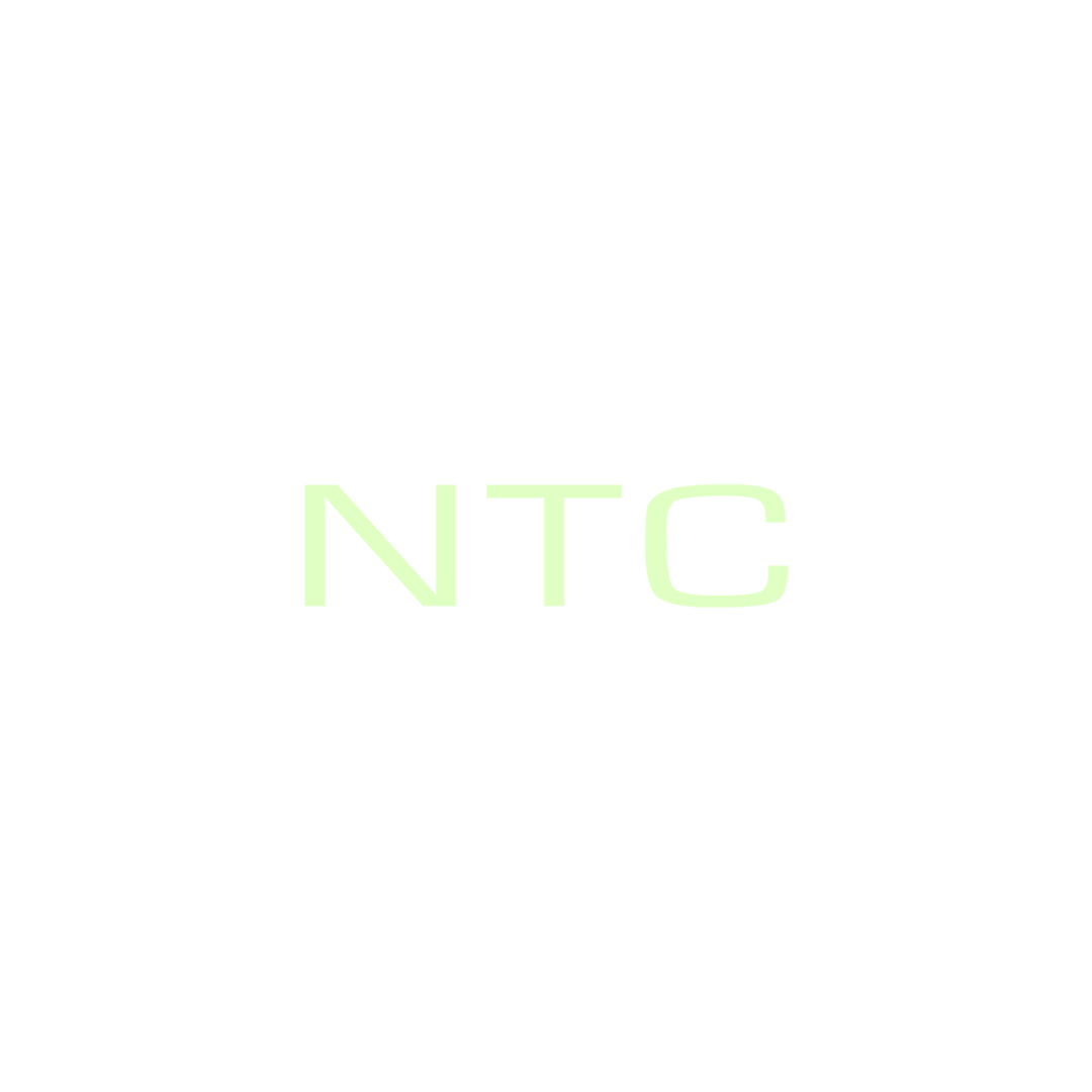 Ljósgrænn „NTC“ texti miðjaður á hvítum bakgrunni