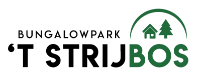 Logo voor Bungalowpark 't Strijbos, met een groene boom en een huisje in een groene boog.