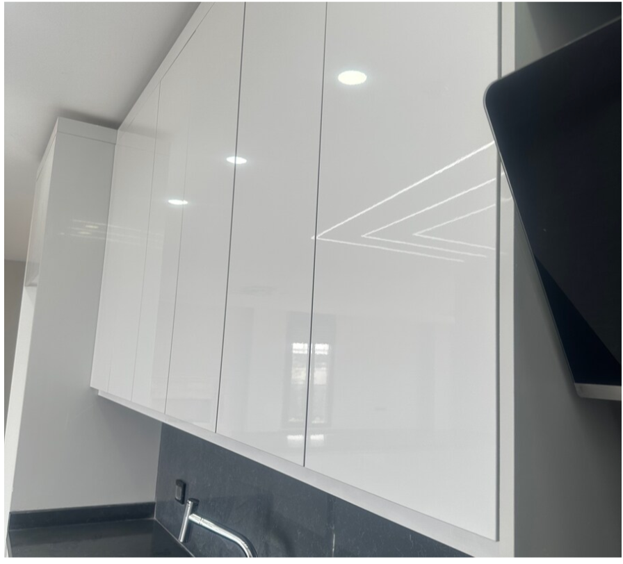 Another pic of shiny shite kitchen cabinets