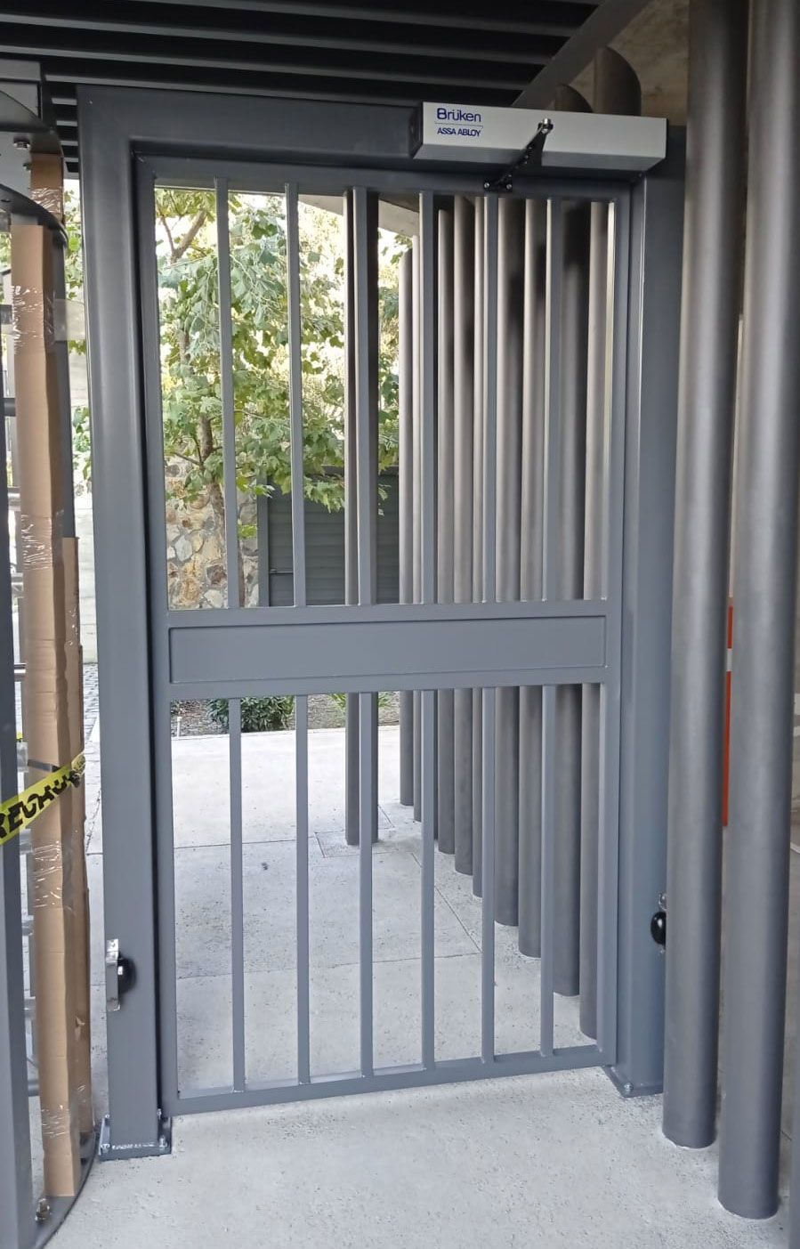 Puertas automáticas abatibles