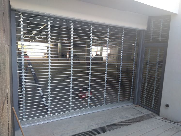 Automatización de Accesos Masters - CORTINA ACERO