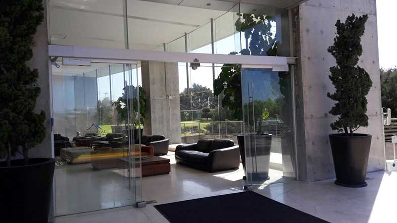Automatización de Accesos Masters - PUERTAS ABATIBLES DE CRISTAL Automatización de Accesos Masters - PUERTAS ABATIBLES DE CRISTAL