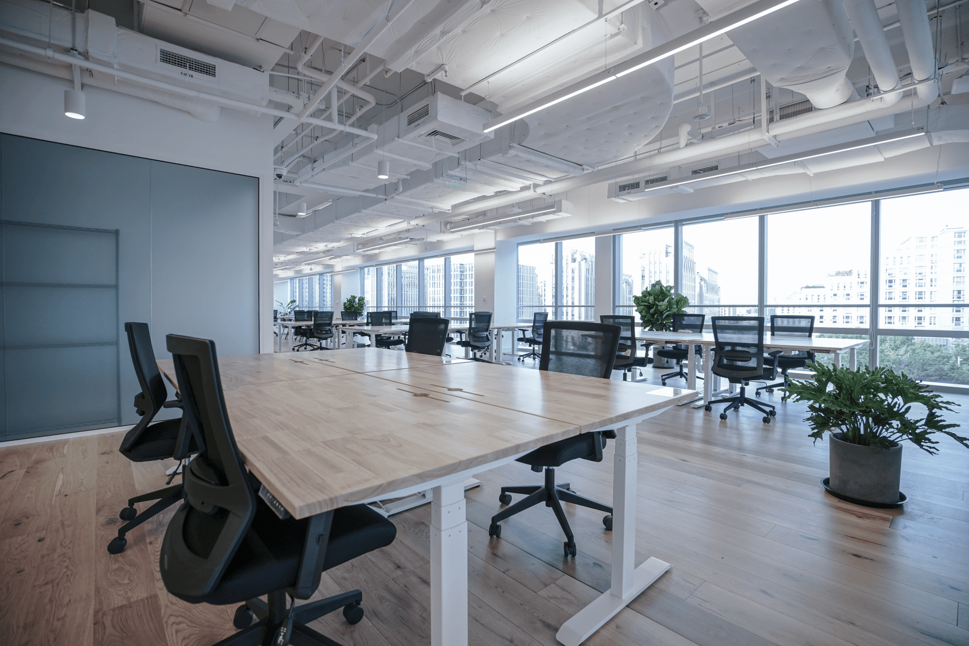 Un grand bureau vide avec beaucoup de bureaux et de chaises.