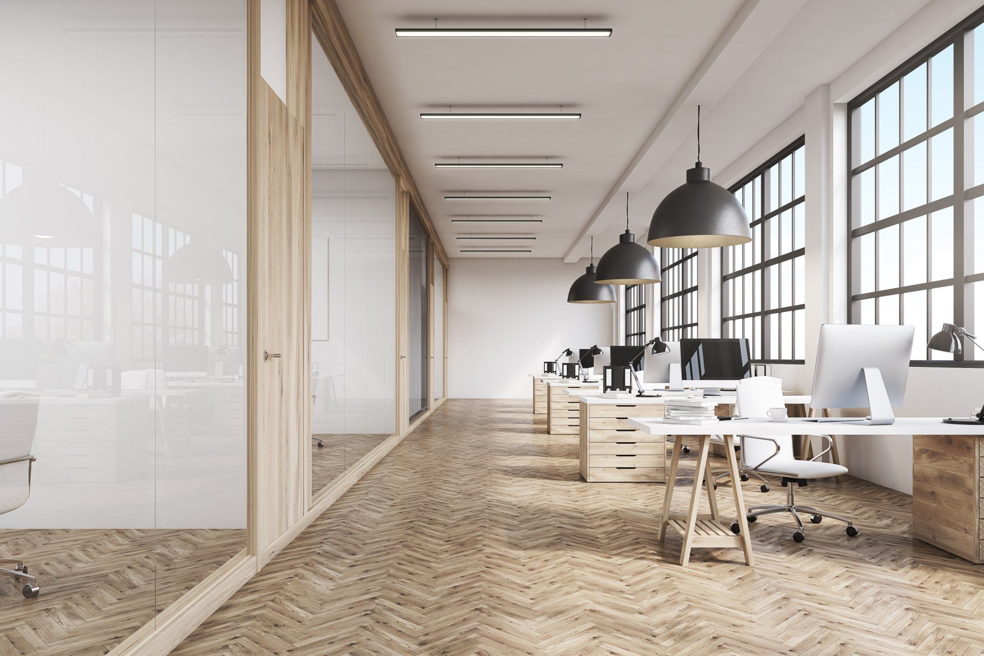 Un bureau vide avec beaucoup de fenêtres et du parquet.