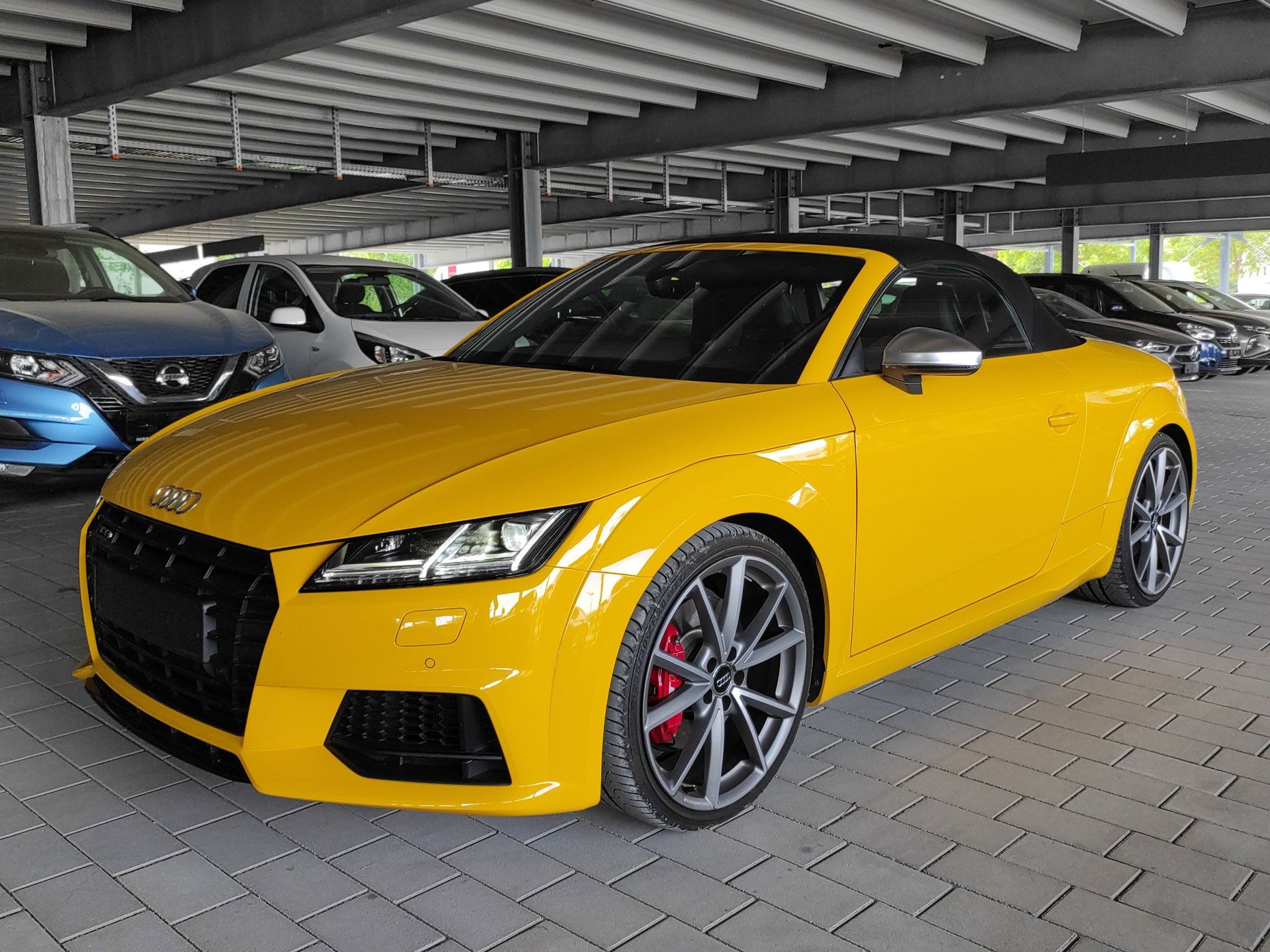 Fahrzeugbild Audi vor Optimierung in einer überdachten Garage geparkt.