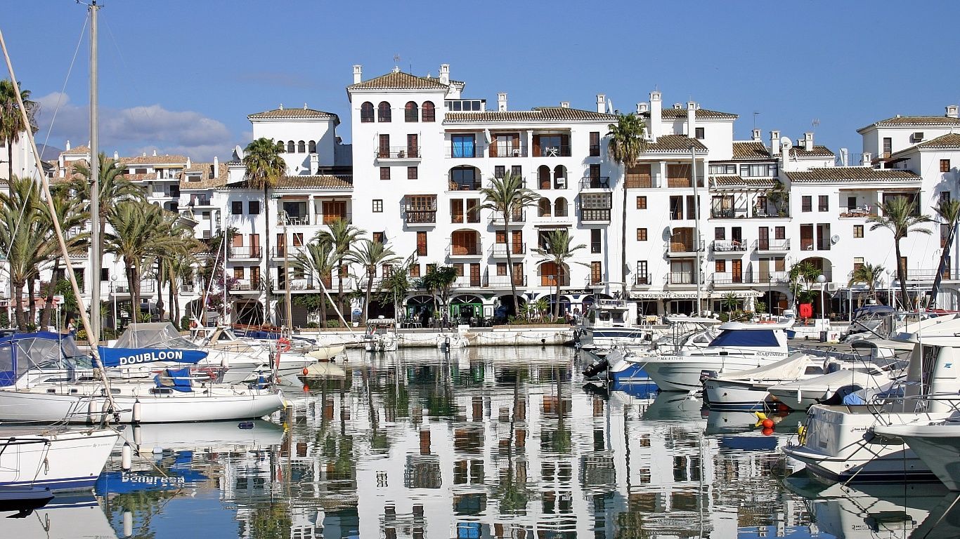 Situado en el municipio de Manilva, el Puerto de la Duquesa es uno de los lugares más emblemáticos de la Costa del Sol. Con una ubicación estratégica entre Marbella y Gibraltar, este puerto es famoso por su encanto, ambiente relajado y su variada oferta de servicios. Tanto si eres amante de la náutica, como si prefieres disfrutar de la playa o deleitarte con un buen plato de mariscos, el Puerto de la Duquesa lo tiene todo.
