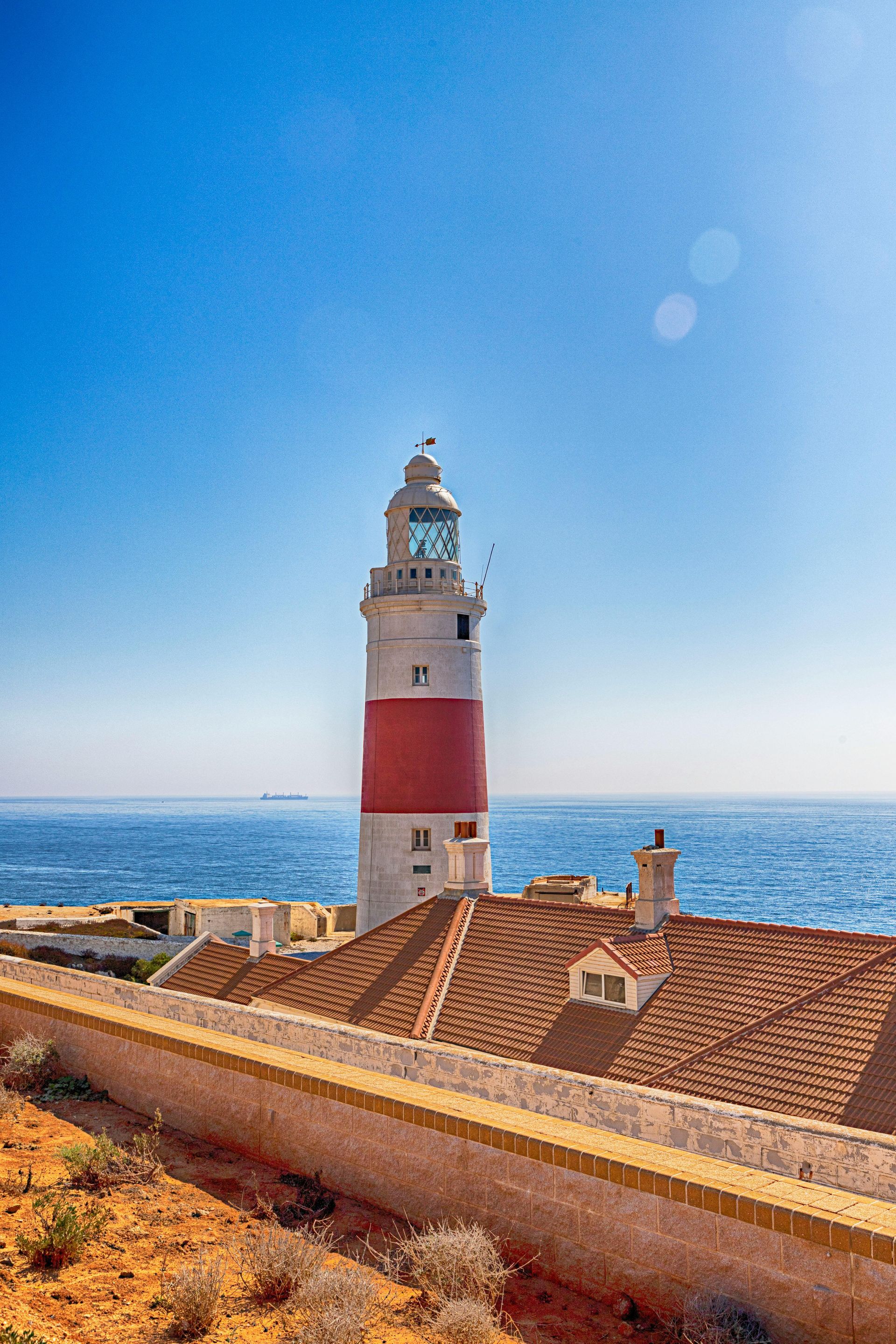 Vista del icónico Faro de Punta Europa en el Estrecho de Gibraltar