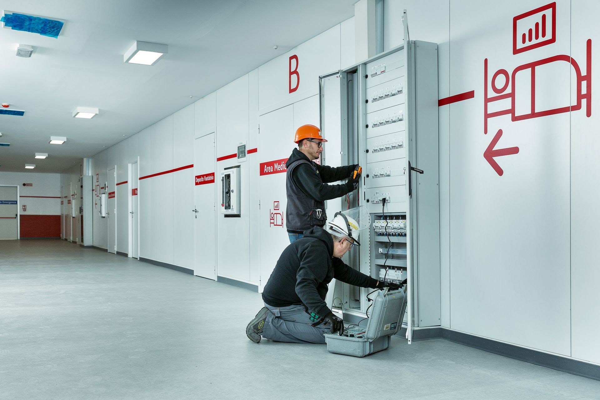 Tecinici al lavoro per la fornitura di quadri elettrici