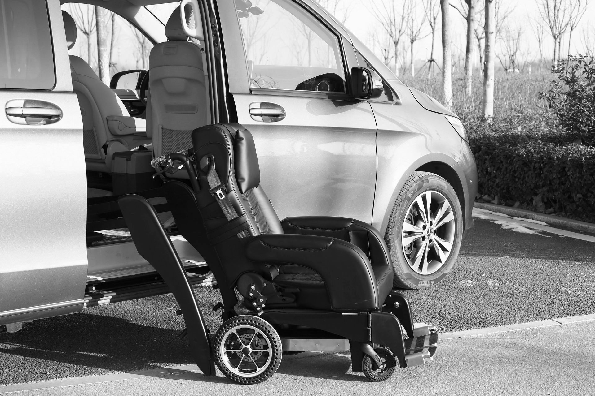 A black and white photo of a van with a wheelchair, highlighting Gesond's assisted daily living services.