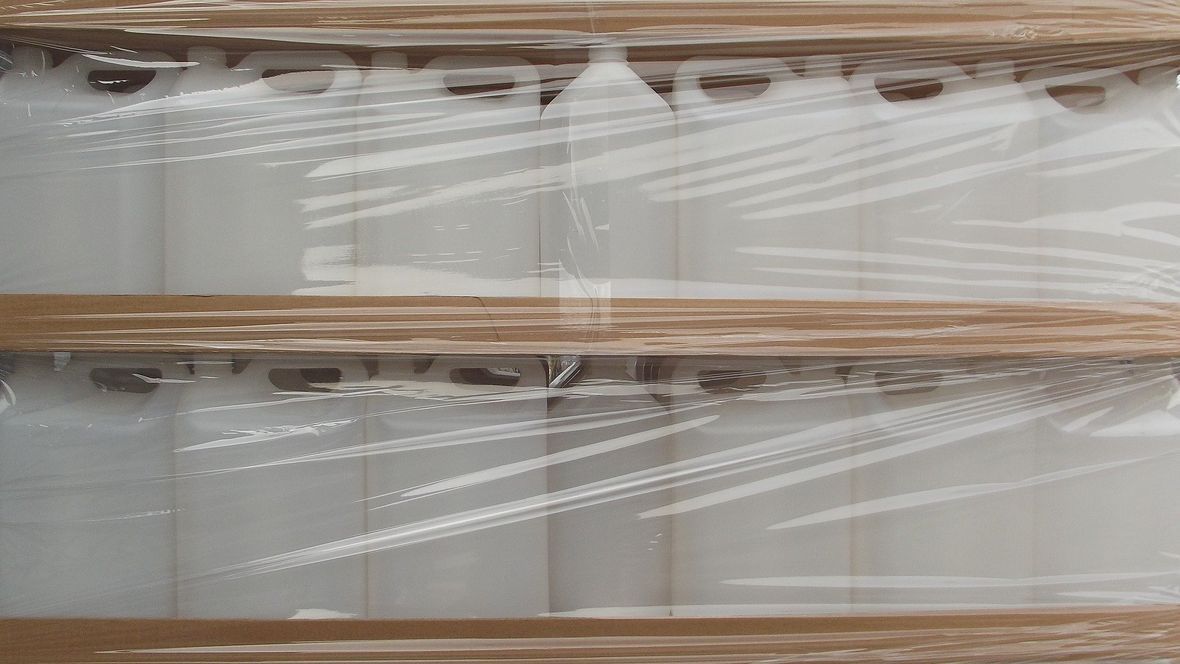 taniche avvolte in plastica trasparente