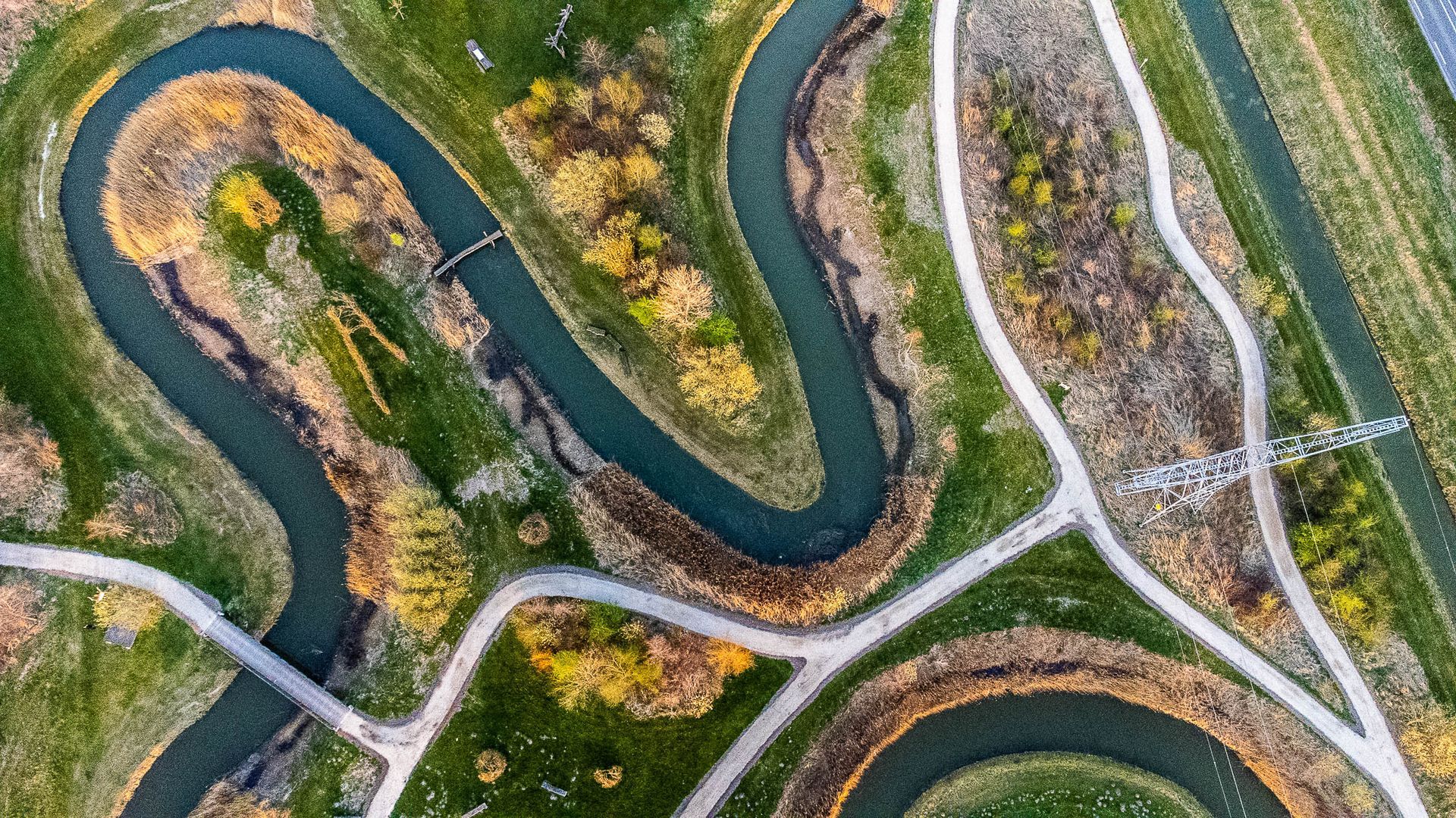 Een luchtfoto van een park met een rivier die erdoorheen stroomt.