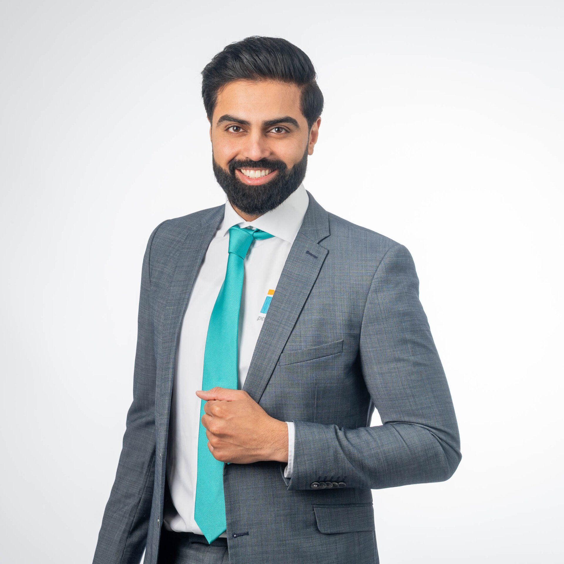 Een man met een baard in pak en stropdas