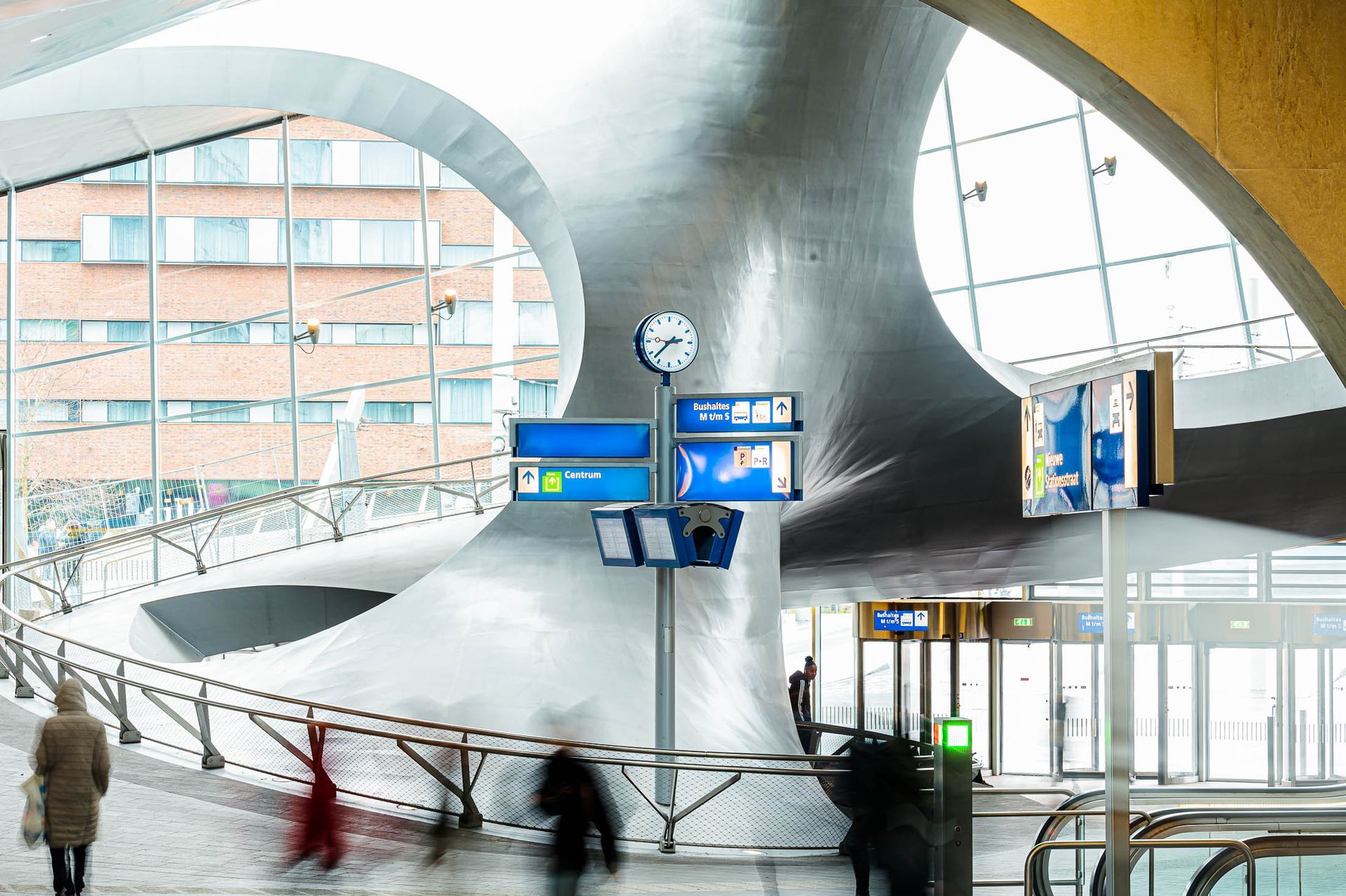 Een wazige foto van mensen die in een treinstation lopen