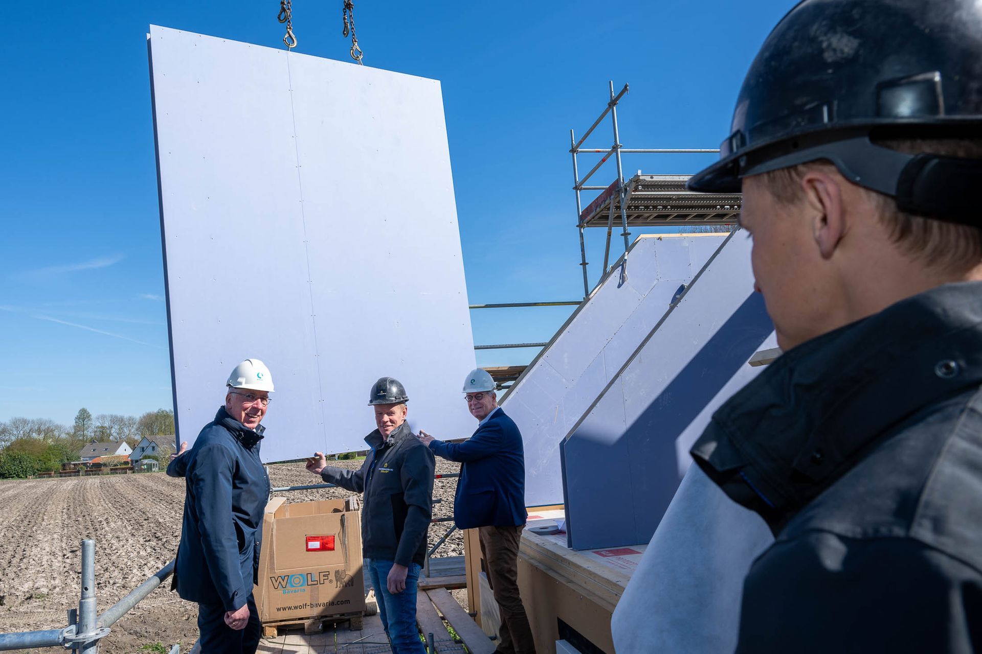 Een groep bouwvakkers is bezig met een gebouw.