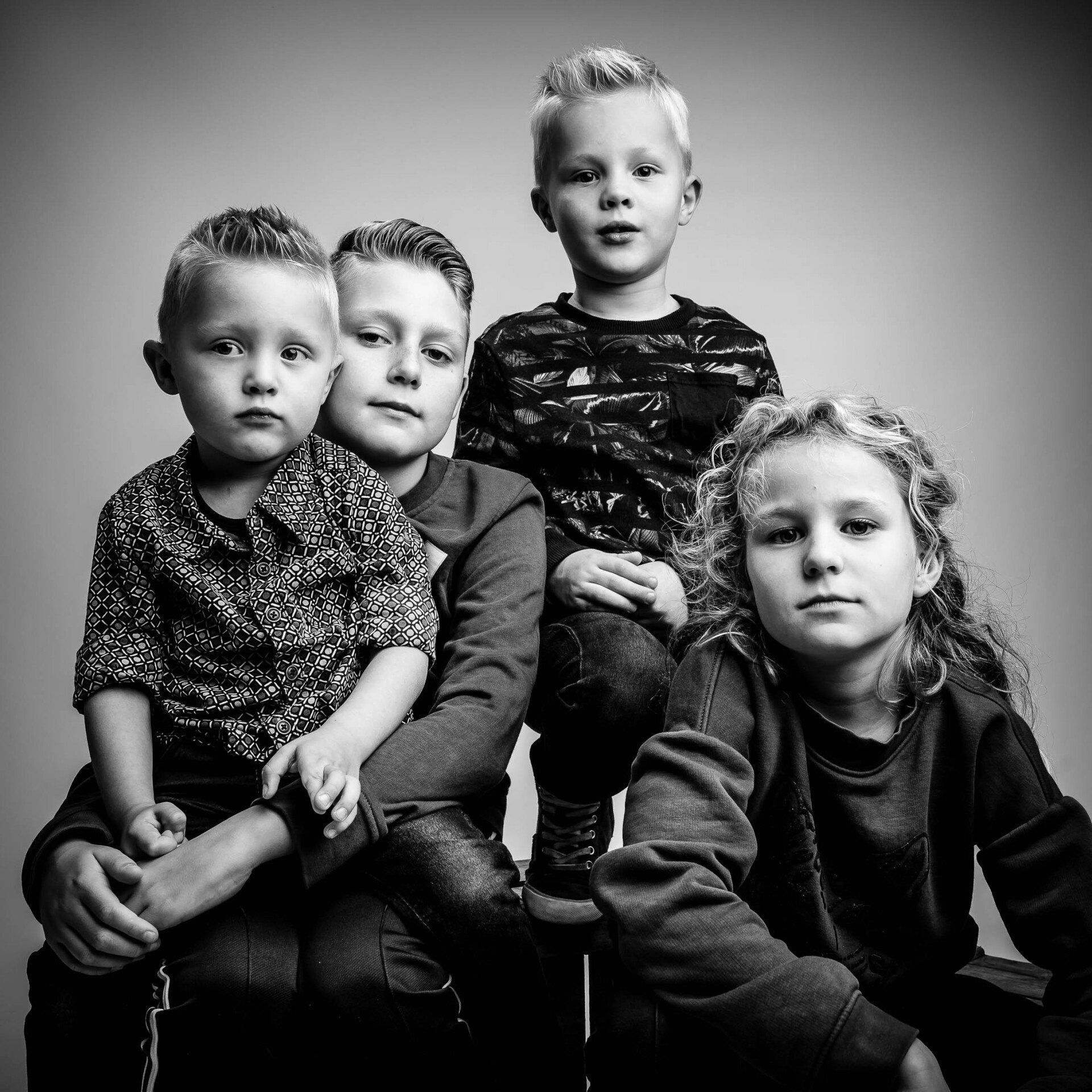Een groep kinderen poseert voor een zwart-witfoto.