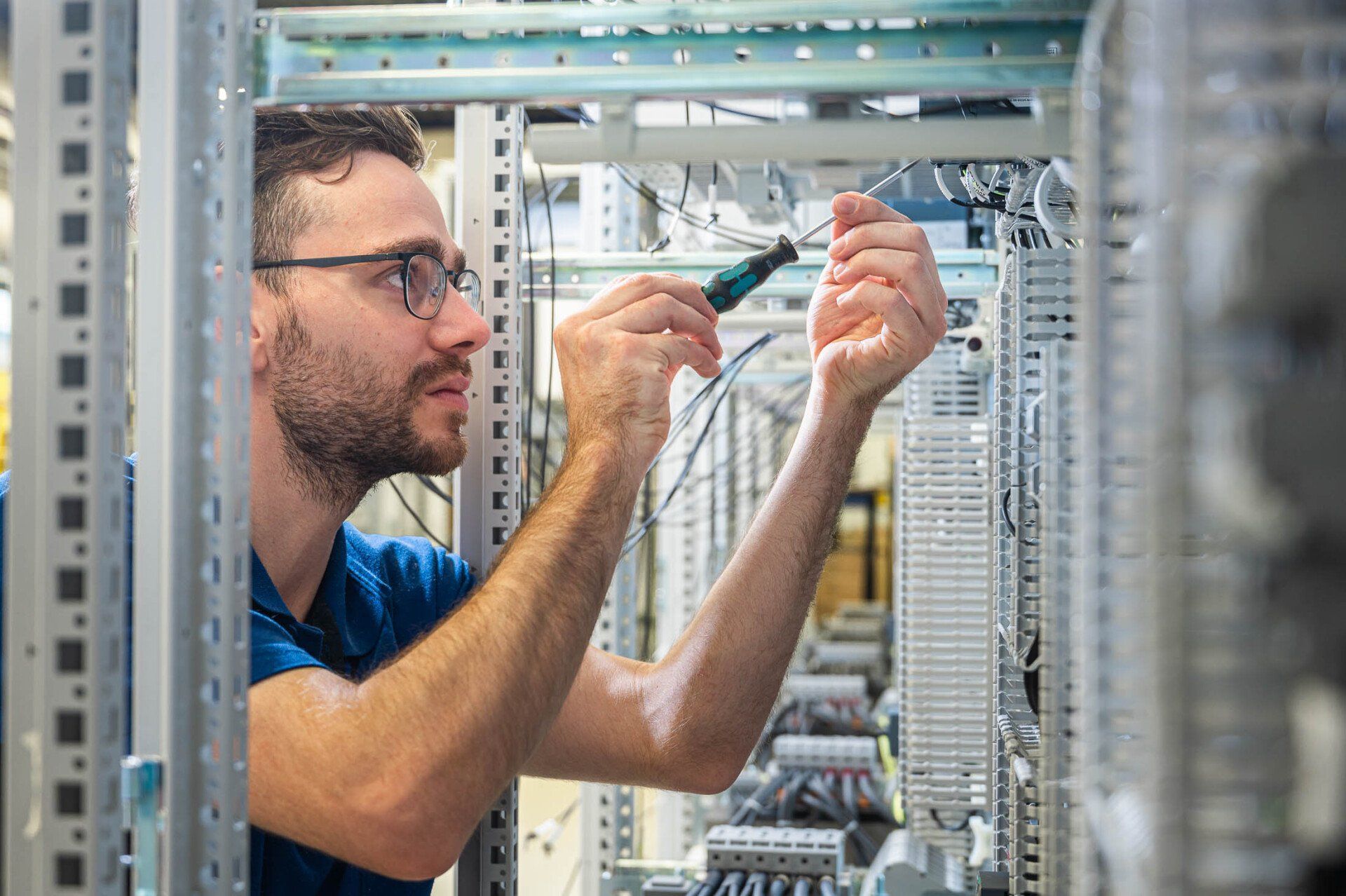 Een man werkt op een server in een serverruimte.