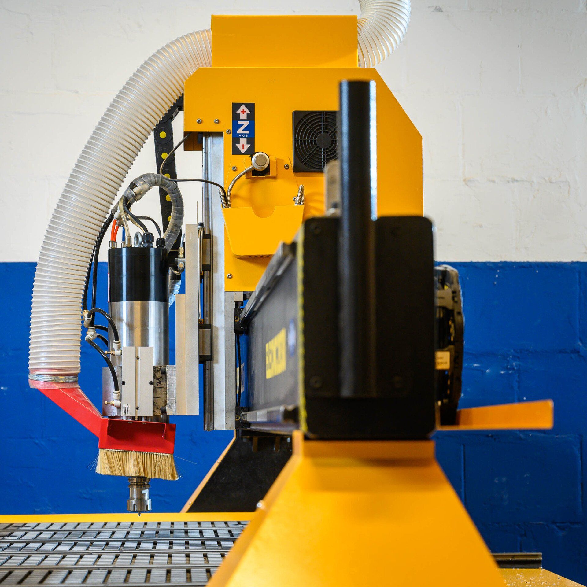 Een gele machine met het woord n erop
