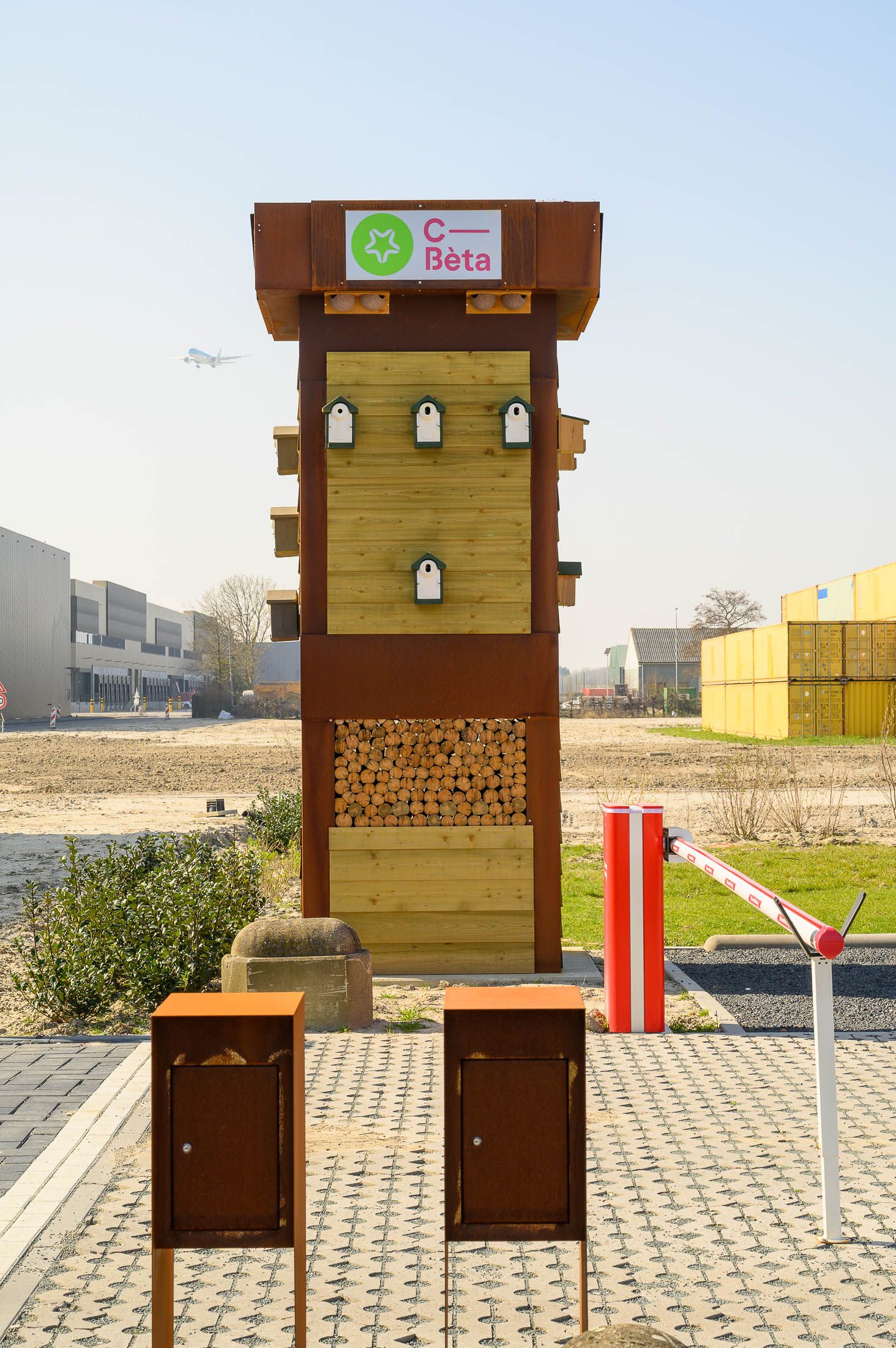 Een houten toren met een bordje waarop 'eee' staat