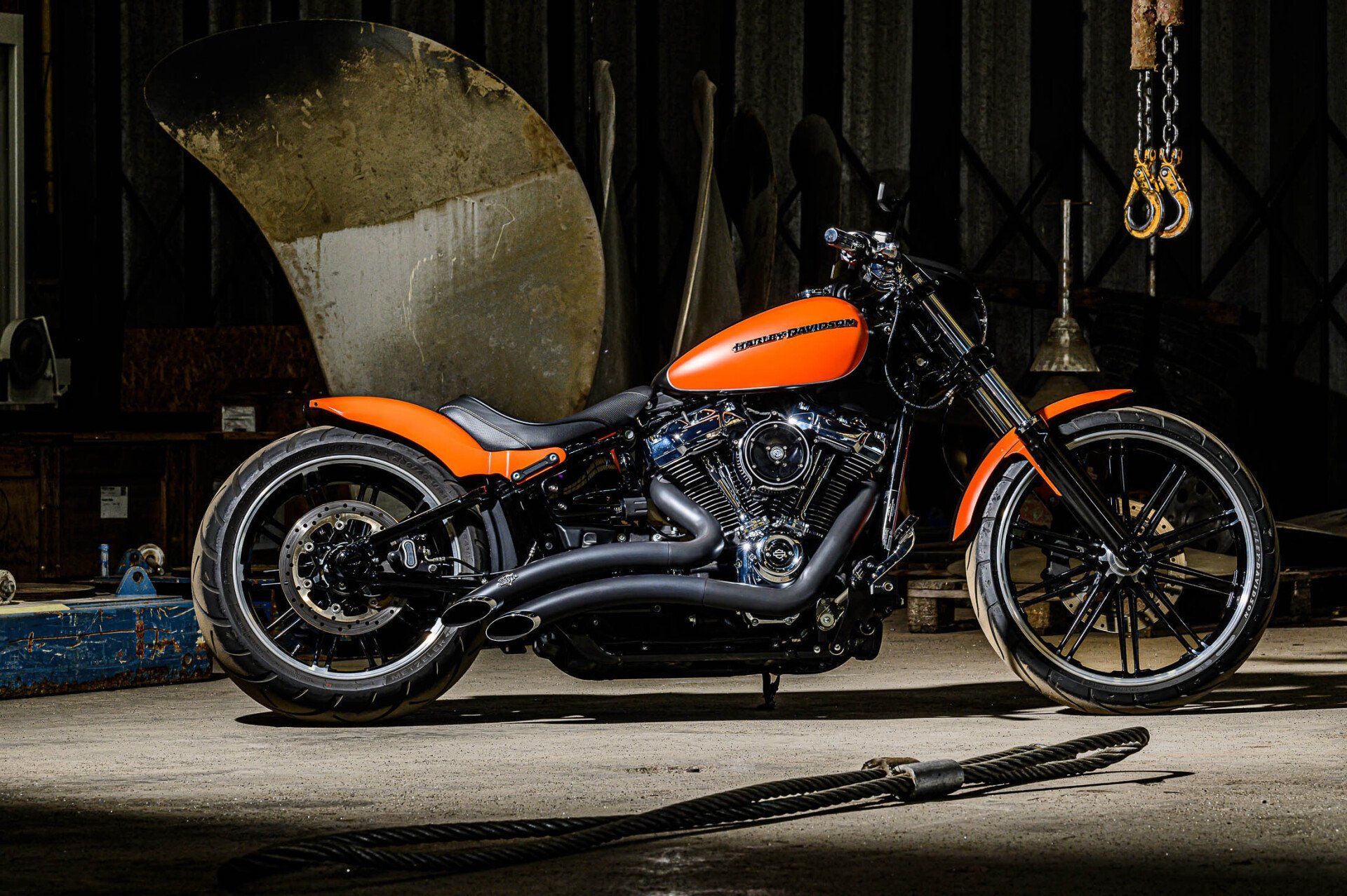 Een Harley-Davidson motorfiets staat geparkeerd in een donkere kamer.