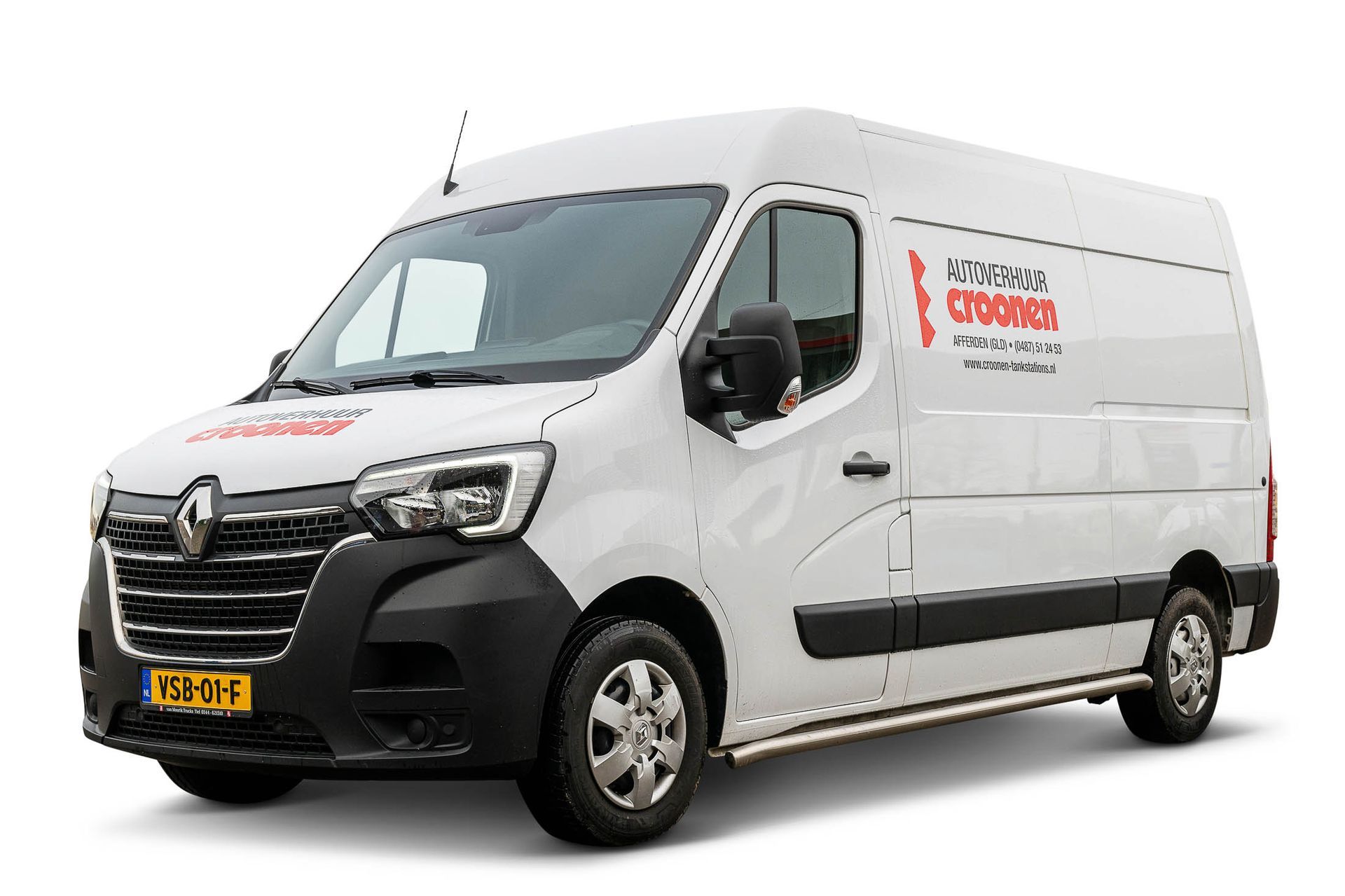 Een witte bestelwagen met een rood logo op de zijkant staat op een witte achtergrond.
