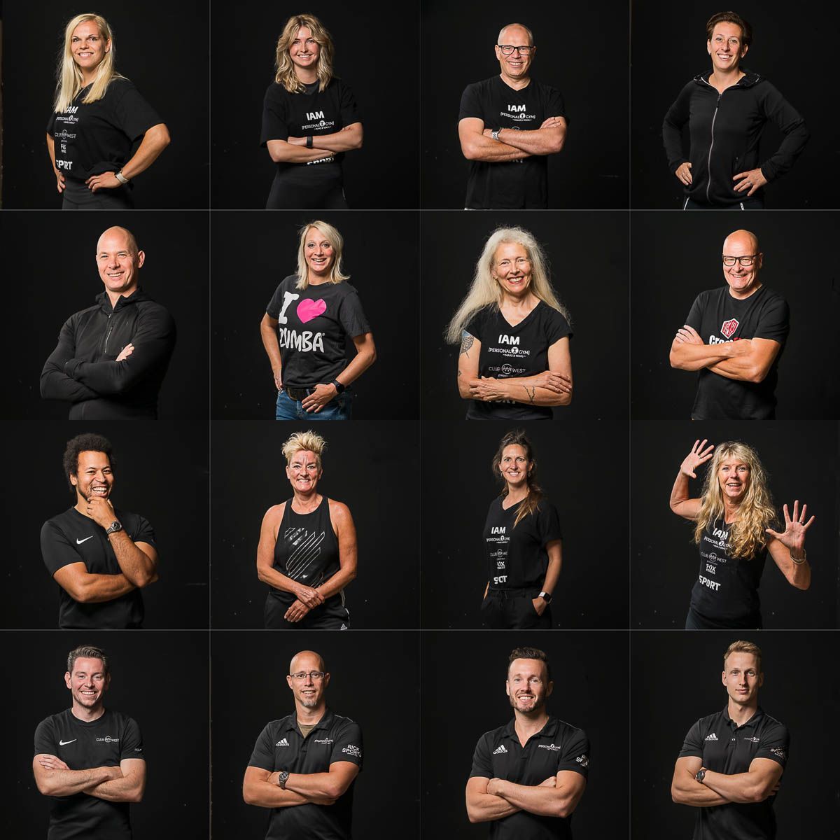 Een groep mensen poseert voor een foto op een zwarte achtergrond.