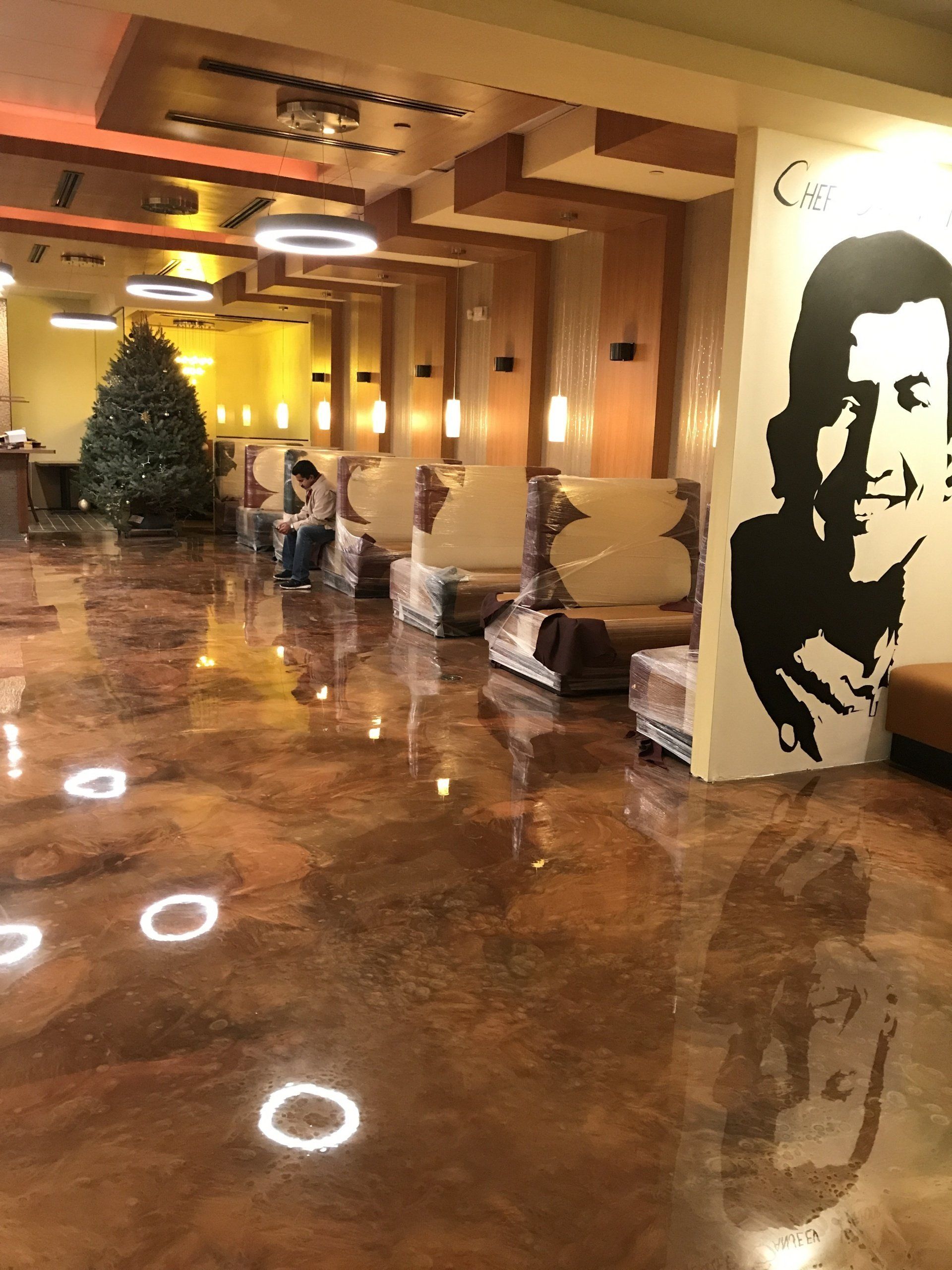 A restaurant with a painting of che guevara on the wall