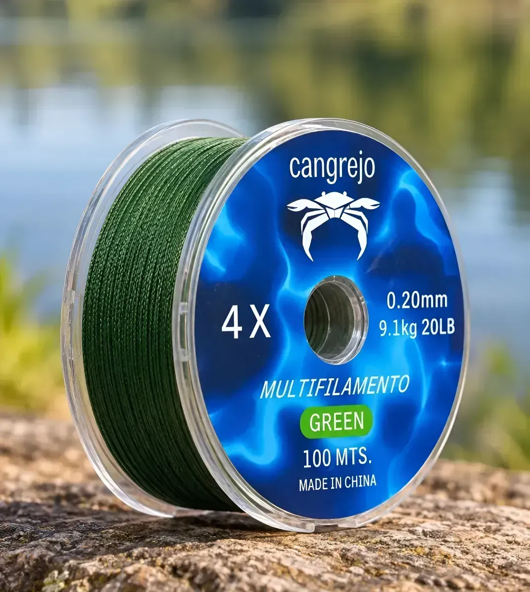 Carrete de sedal trenzado verde con la etiqueta «Cangrejo 4X», 100 m, sobre una roca al aire libre