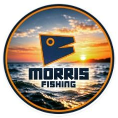 Logotipo de Morris Fishing con un icono de pez sobre una escena oceánica al atardecer